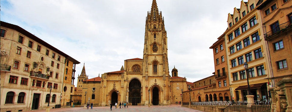 travel photo Oviedo in Spain - a square with a church