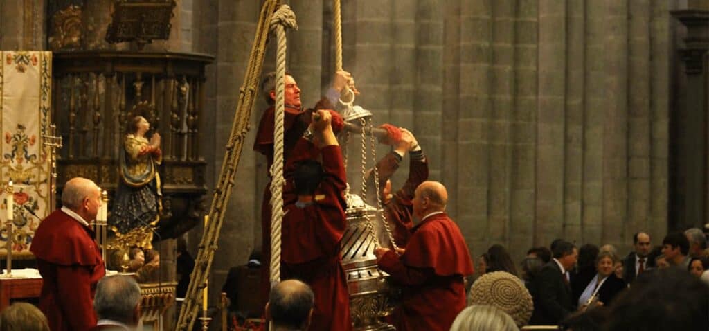 Tiraboleiros preparing the Botafumeiro.