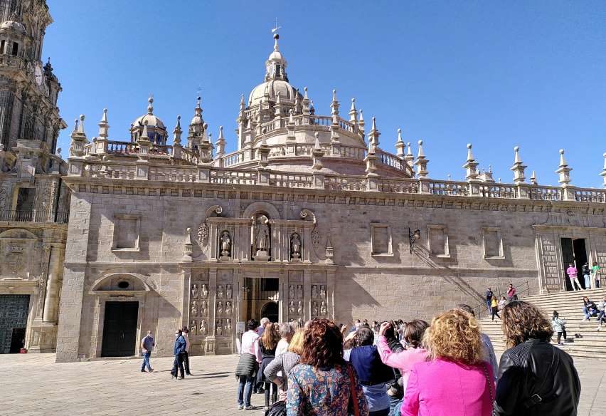 pilgrims arriving in Santiago to go to the cathedral